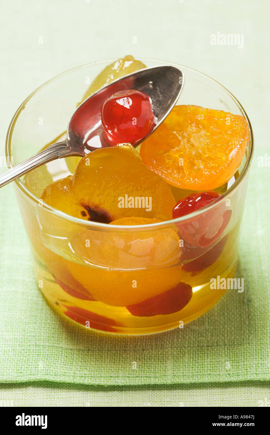 Frutta candita con senape in vetro con cucchiaio FoodCollection Foto Stock