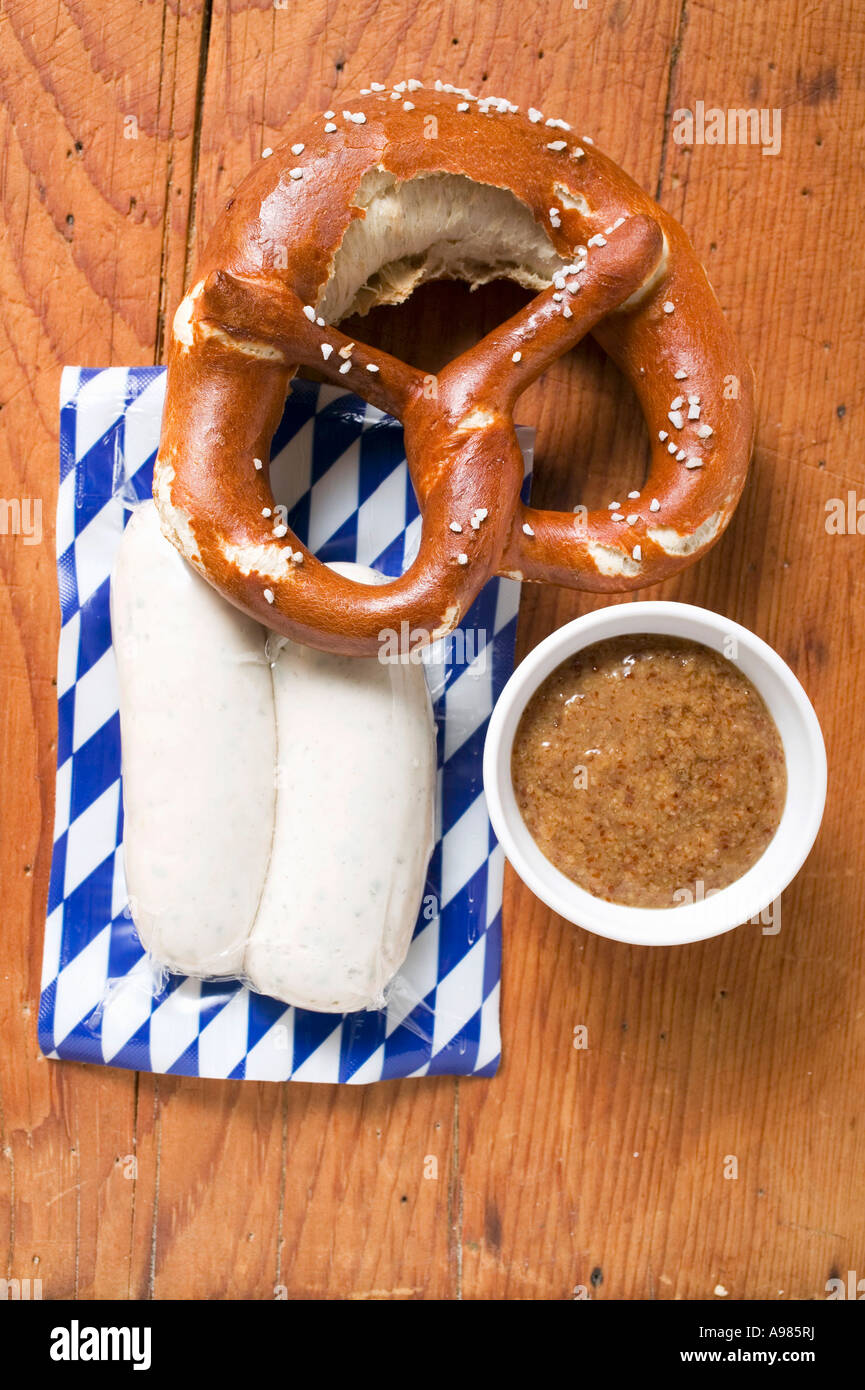 Due Weisswurst in imballaggi pretzel FoodCollection senape Foto Stock