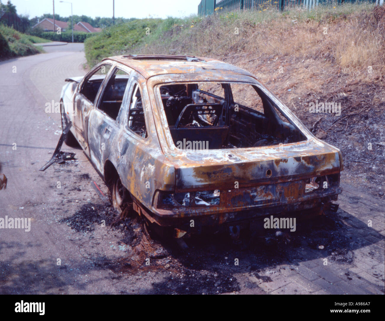 Bruciata auto nel complesso residenziale Foto Stock