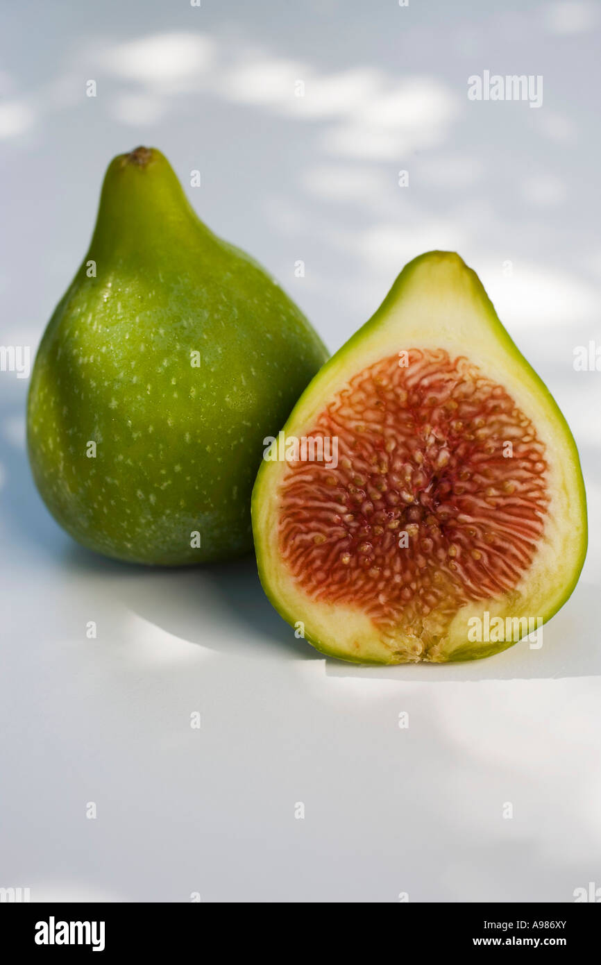 Un intero e una metà verde fig FoodCollection Foto Stock