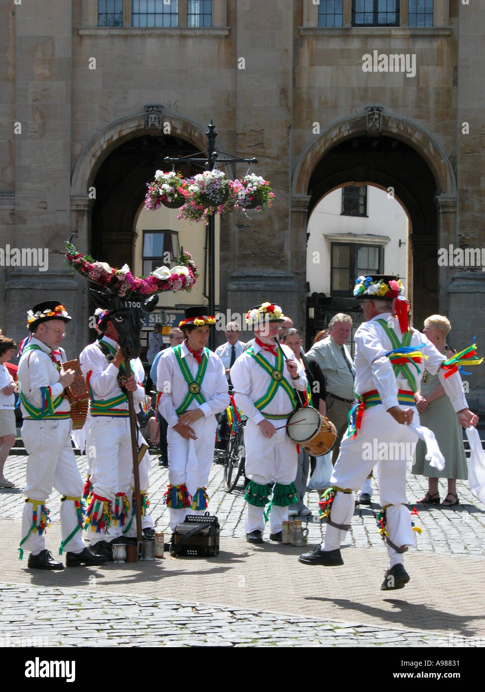 Morris ballerini contro Abingdon Museum sfondo Abingdon Oxfordshire Regno Unito Foto Stock