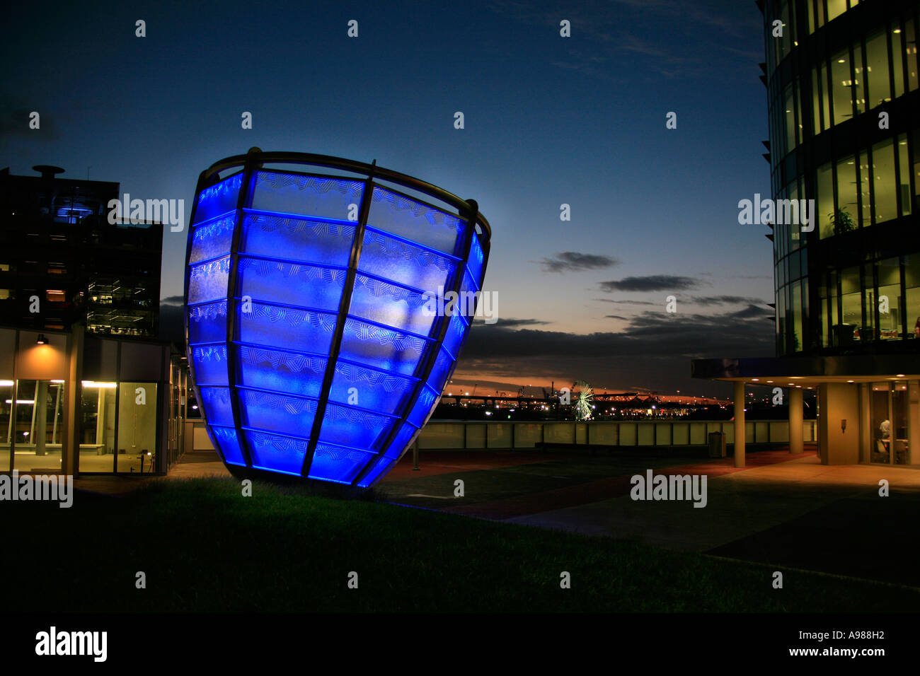 Un moderno in vetro e acciaio opera dell artista Warren Langley in Melbourne Docklands Australia Foto Stock