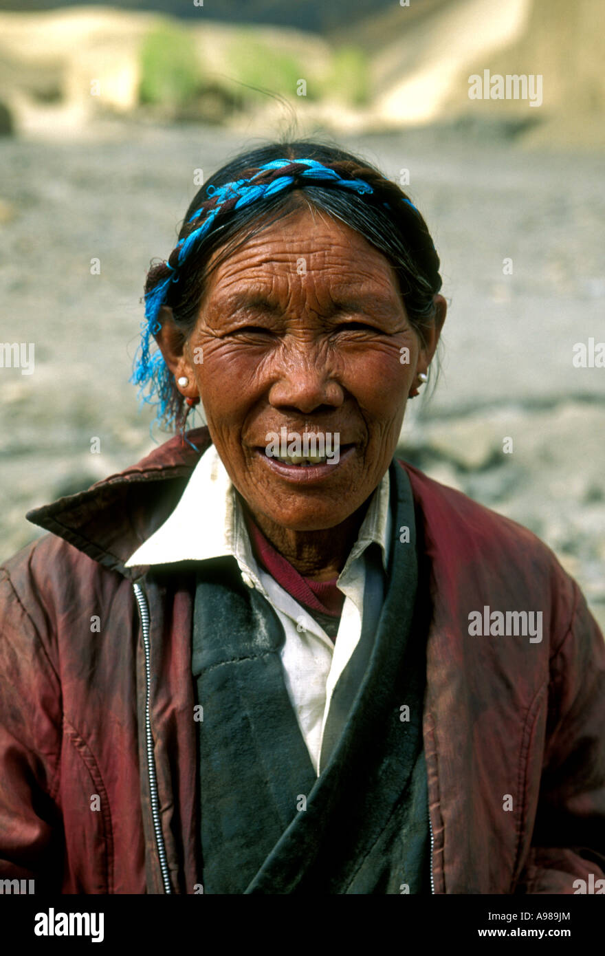 1, una donna tibetana, Tibetani, donna donna anziana, donna matura, contatto visivo, vista frontale, ritratto, a sud del Lago Yamdrok, Tibet, Cina e Asia Foto Stock