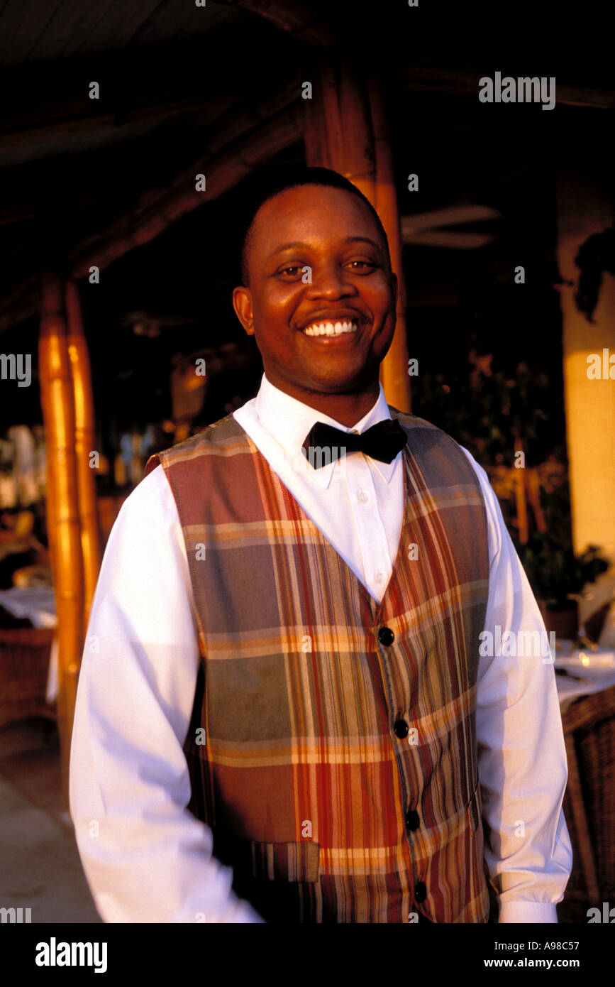 Barbados, Holetown, Hotel cameriere, sorridente Foto Stock