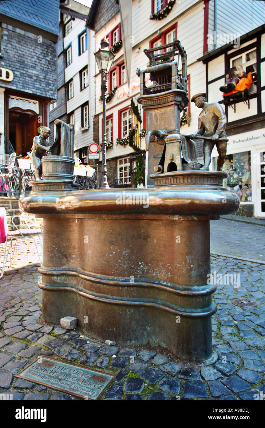 Fontana di tessitore scultura in bronzo in Monschau, Eifel, Germania, Europa Foto Stock