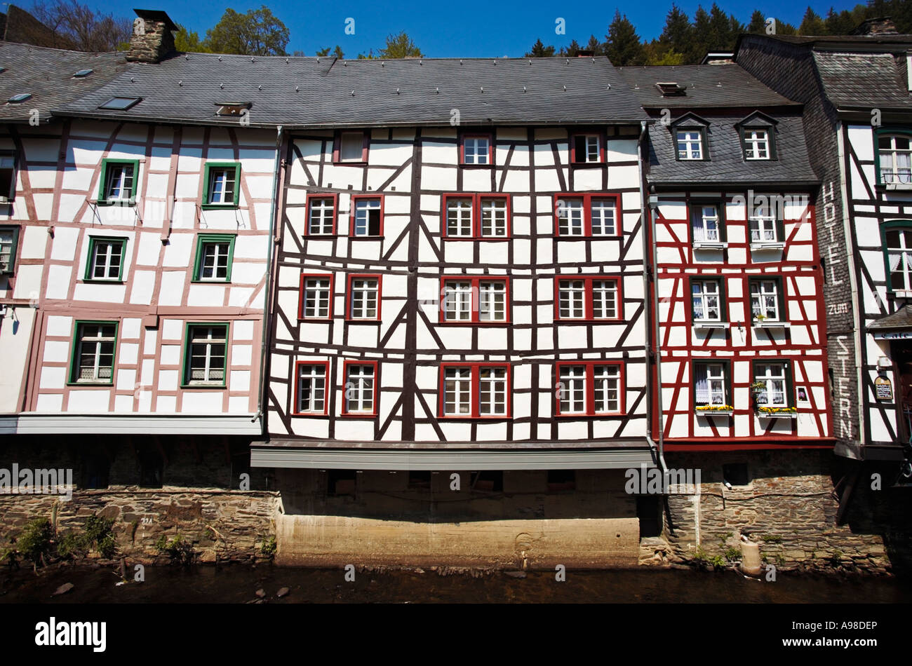 Metà case con travi di legno sul fiume Rur in Monschau nella regione Eifel, Renania, Germania, Europa Foto Stock