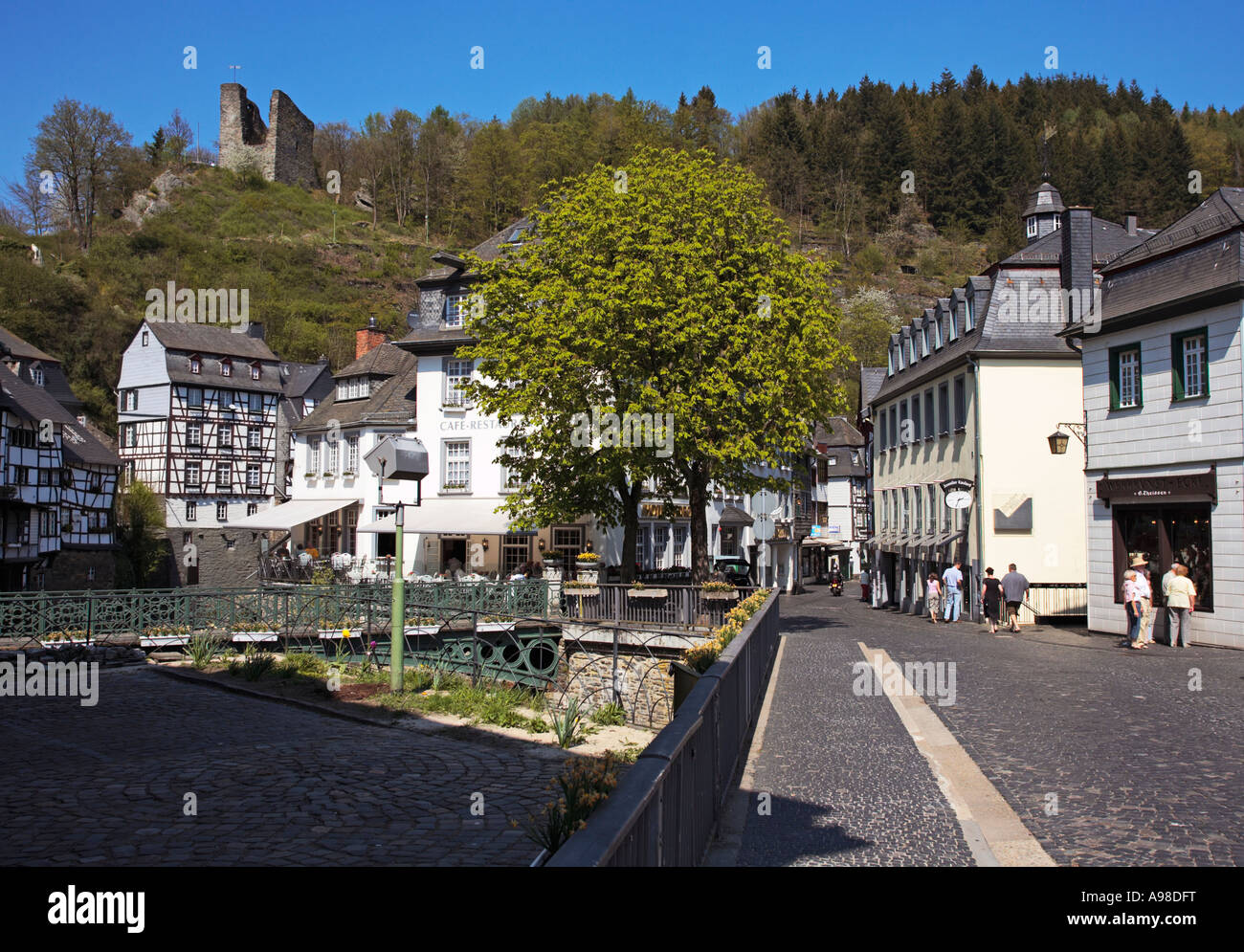 Haller Ruine sopra Monschau nella regione Eifel Germania Europa Foto Stock