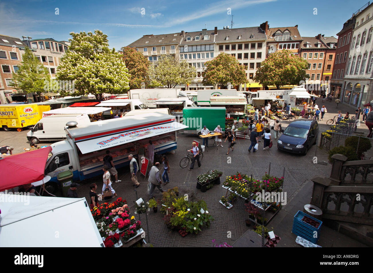 Giorno di mercato nella Marktplatz square a Aquisgrana Germania Europa Foto Stock