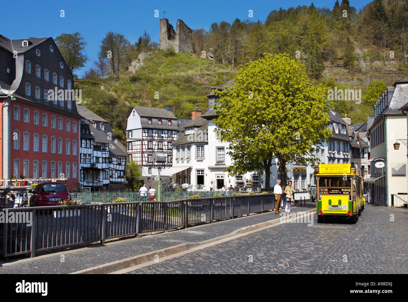 Centro Città con Rotes Haus la Ruine di Haller e treno turistico in Monschau, regione Eifel Germania Europa Foto Stock