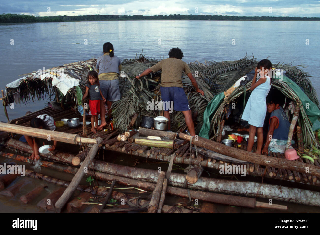 Vivere in famiglia su di una zattera di Reed portando merci sul mercato sul  fiume Amazon Perù Foto stock - Alamy