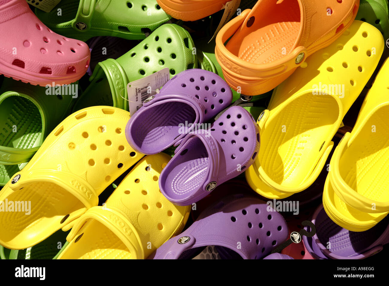 Scarpe di una pila di colorfull estate sandles calzature per bambini e adulti Foto Stock