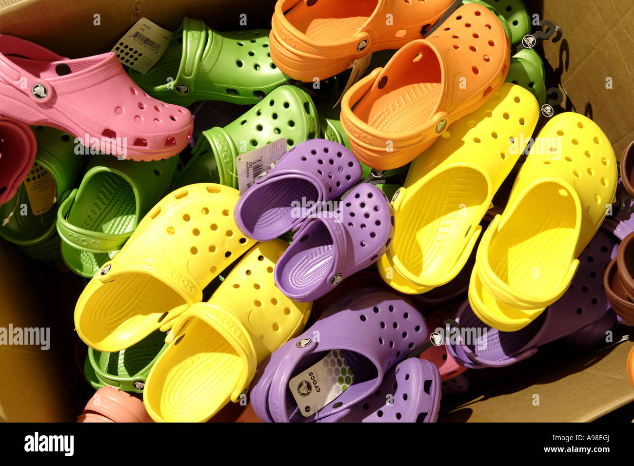 Scarpe di una pila di colorfull estate sandles calzature per bambini e adulti Foto Stock