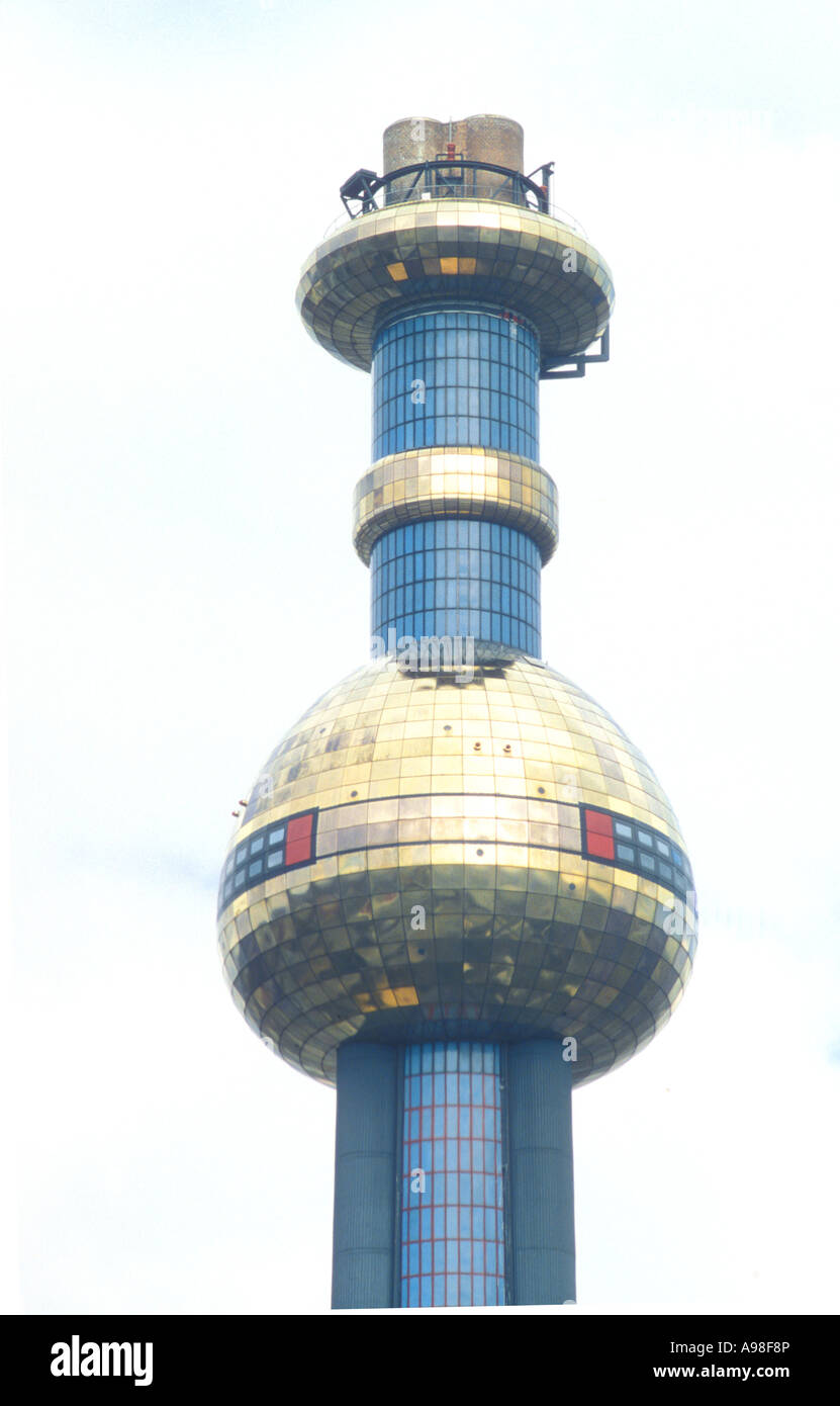 Dettaglio di oro e blu torre di inceneritore lavora a Vienna da Friedensreich Hundertwasser. Foto Stock