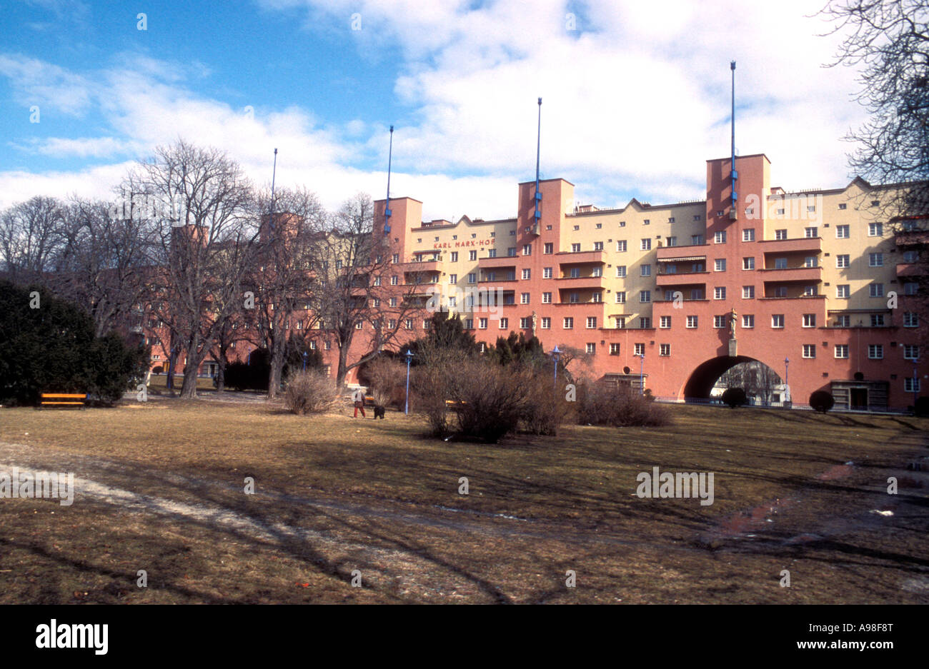 Una sezione di Karl Ehn di tre quarti di miglio di lunghezza,1600-unità, Karl Marx Hof, il più lungo unico edificio residenziale nel mondo. Foto Stock