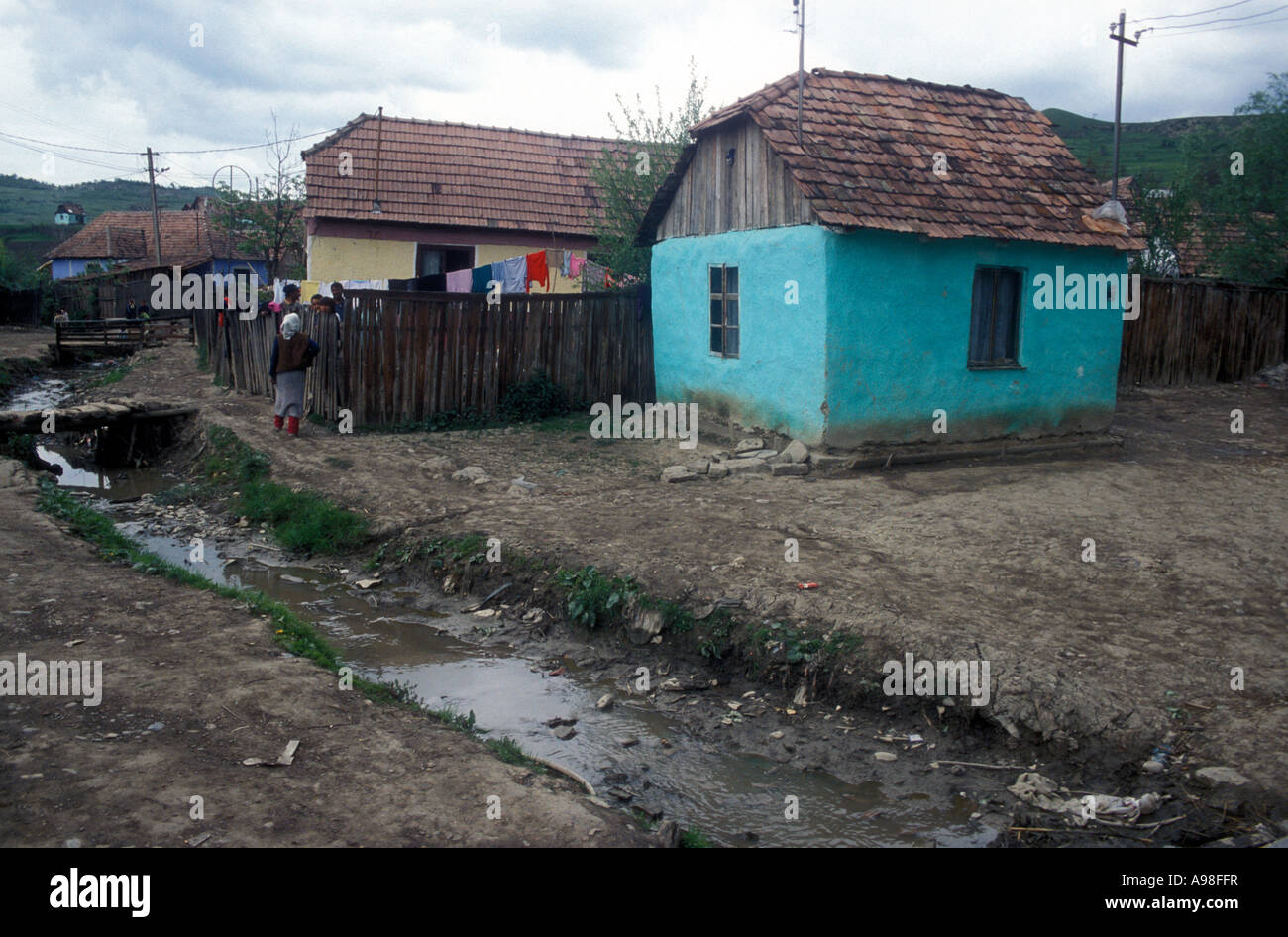 Una camera, verniciato colorato, Gypsy case dalla fonte di acqua della Transilvania nel villaggio di Soard. Foto Stock