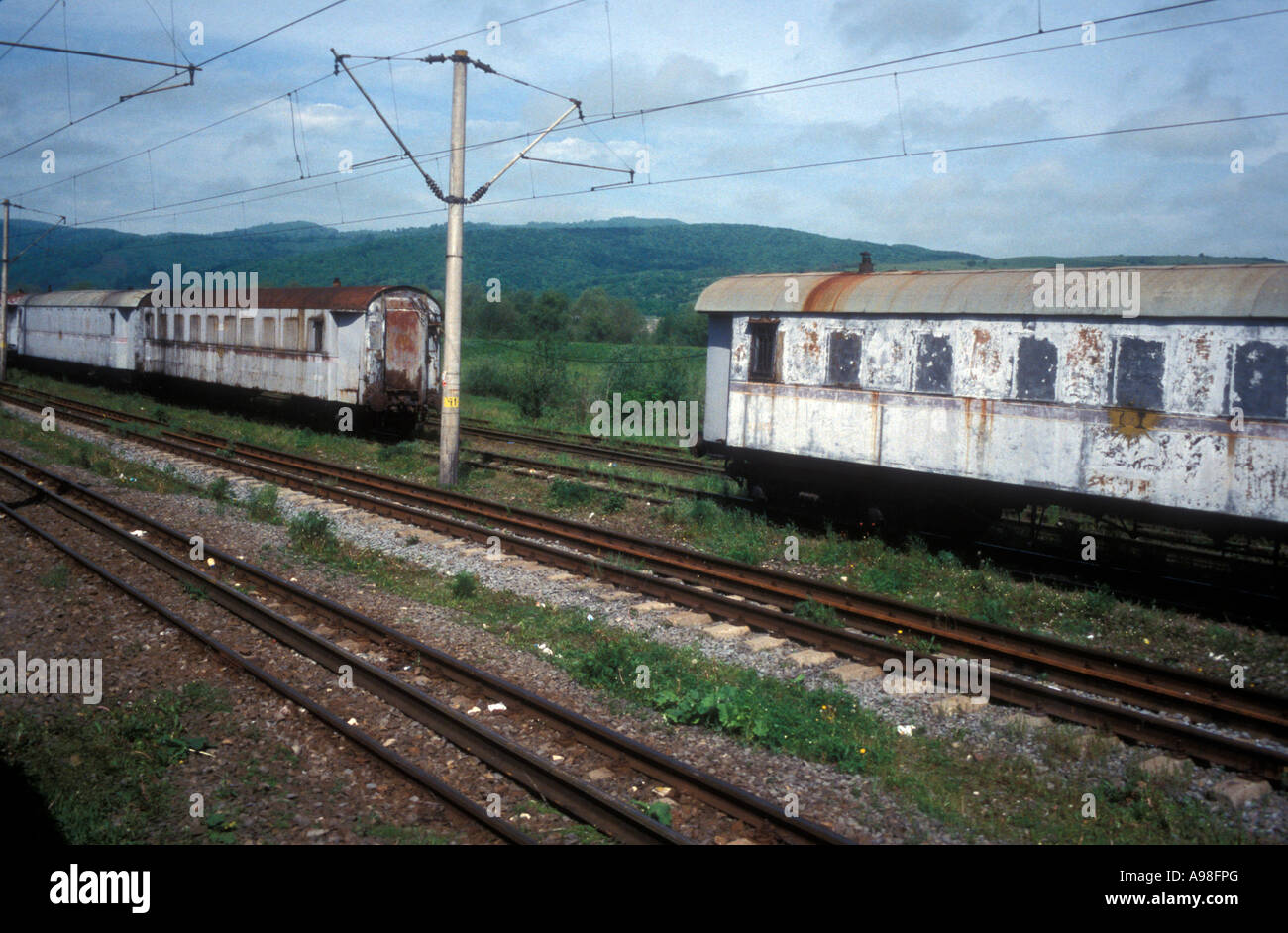 Tre invecchiamento railroad autovetture, disperato bisogno di mantenimento, sedersi sul schierata in Romania. Foto Stock