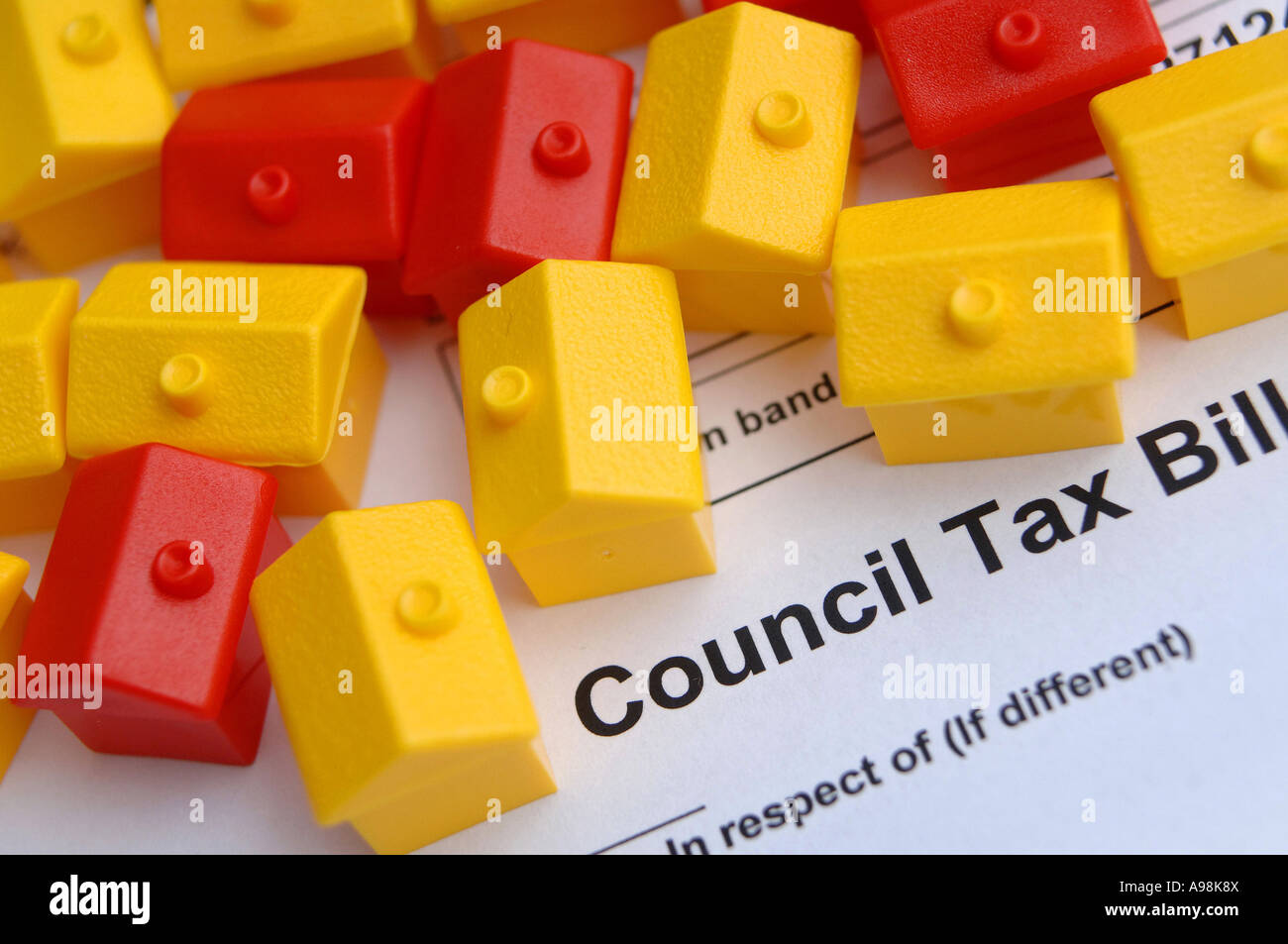Giallo e rosso case di monopolio nella foto sulla parte superiore di una tassa del Consiglio bill Foto Stock