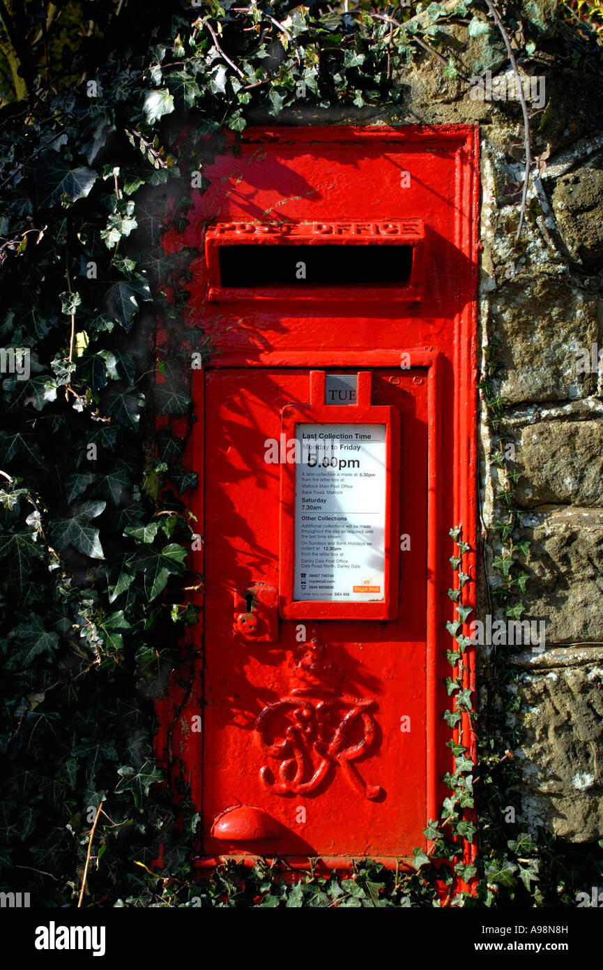 Red Georgian casella postale presso St Helen's Chiesa, Darley Dale, Derbyshire, Inghilterra Foto Stock