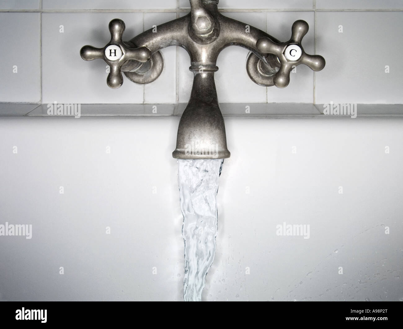 Acqua che scorre da un rubinetto che è stato lasciato sul Foto Stock