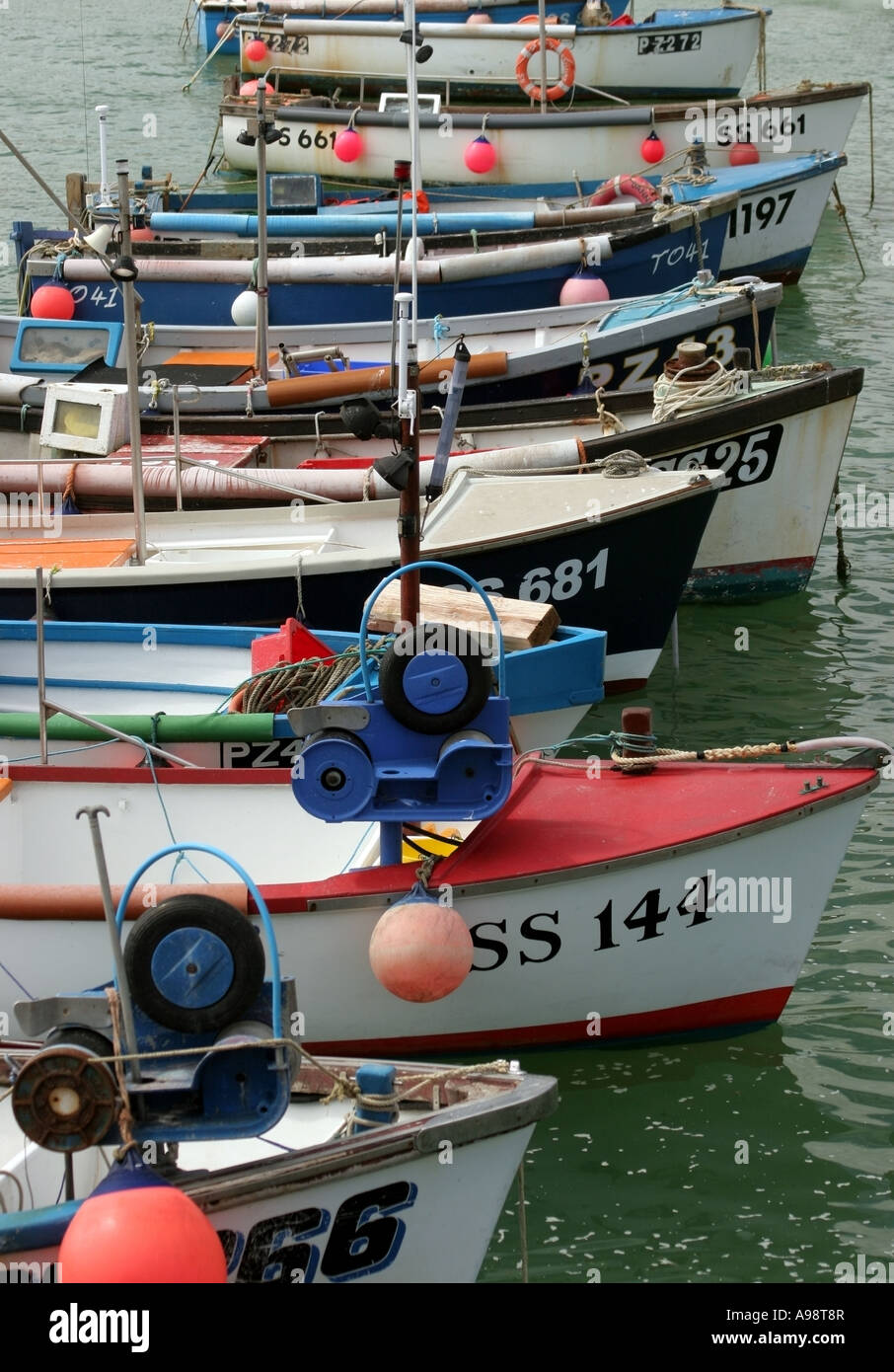 Fila di coloratissime barche di pescatori,St Ives,Cornwall Foto Stock