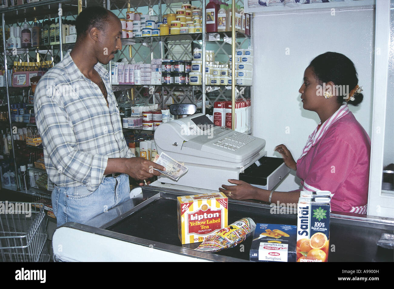 Supermercato moderno acquista beni e denaro ad Addis Abeba in Etiopia Foto Stock