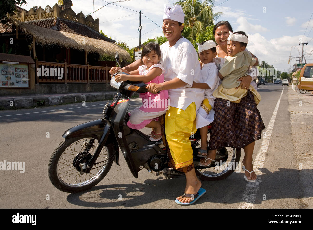 Famiglia di cinque su un motociclo, Bali, Indonesia Foto Stock