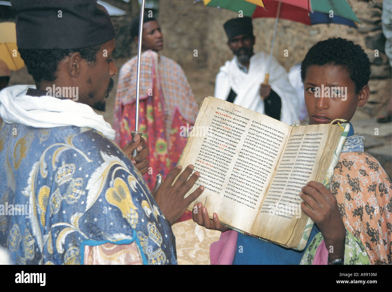 Giovane Azienda helper fino prenota per la lettura di Gondar Etiopia Foto Stock