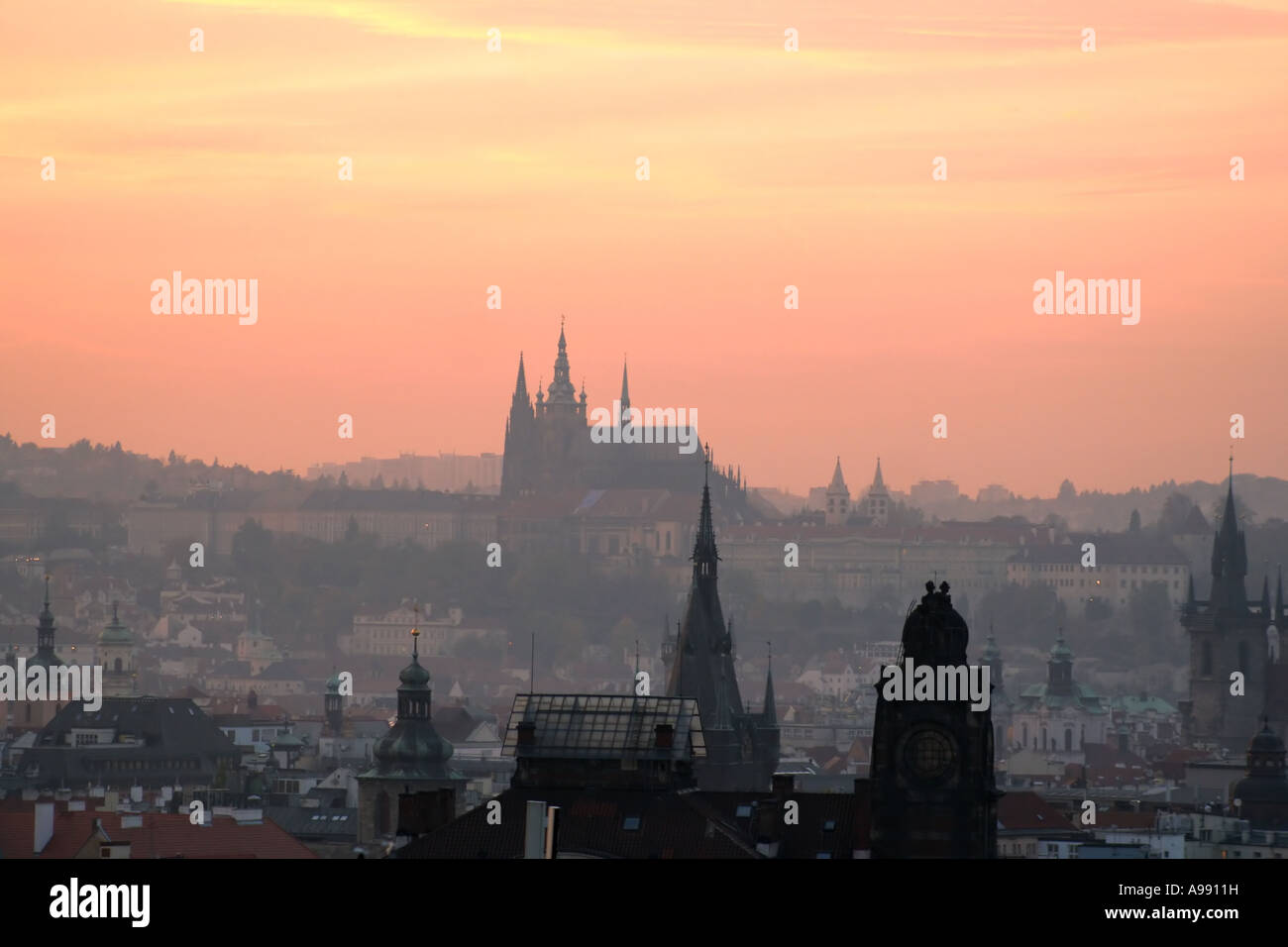 Skyline di Praga al tramonto con l'iconico castello di Praga e la cattedrale di San Vito con il cielo rosa, vista dal quartiere di Zizkov Foto Stock Skyline di Praga al tramonto con l'iconico castello di Praga e la cattedrale di San Vito con il cielo rosa, vista dal quartiere di Zizkov Foto Stock