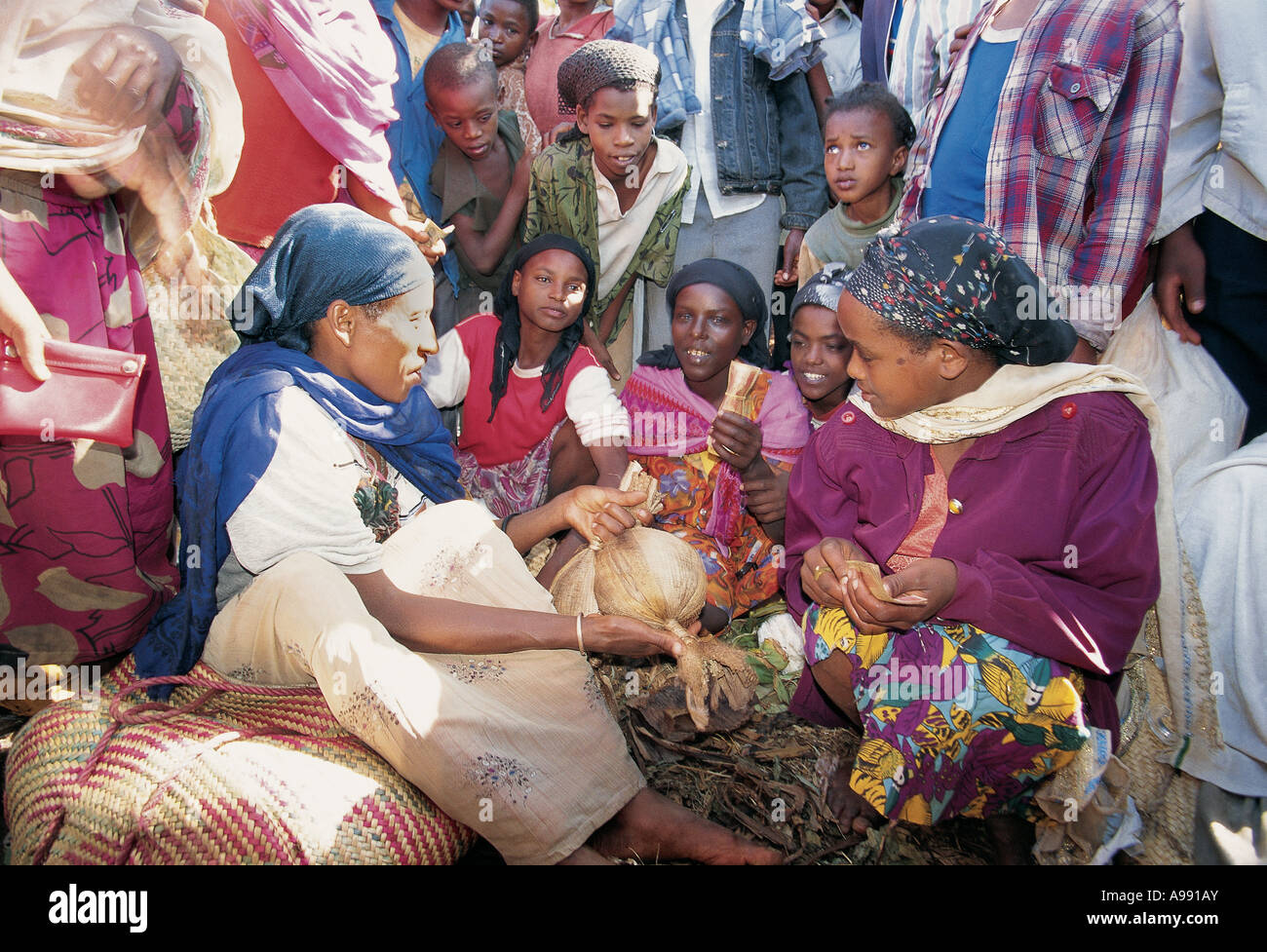 Donna vendita del burro a mercato vicino a Sodo Etiopia Foto Stock