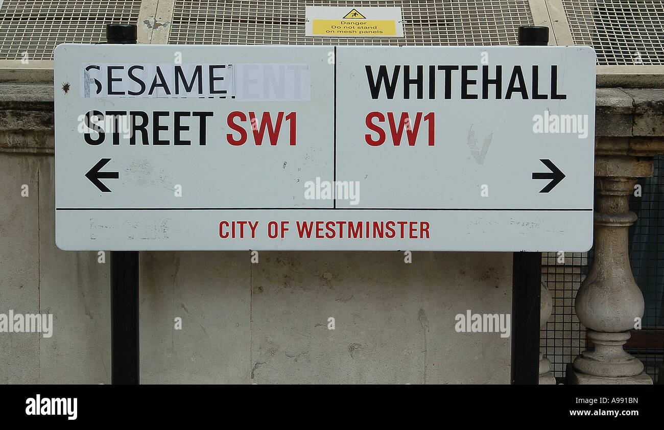 Whitehall di Sesame street cartello stradale a Londra Inghilterra. Foto Stock