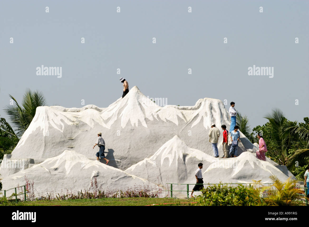 I visitatori sono invitati a salire sulla neve artificiale montagna in stile birmano e culture theme park vicino a Yangon Foto Stock