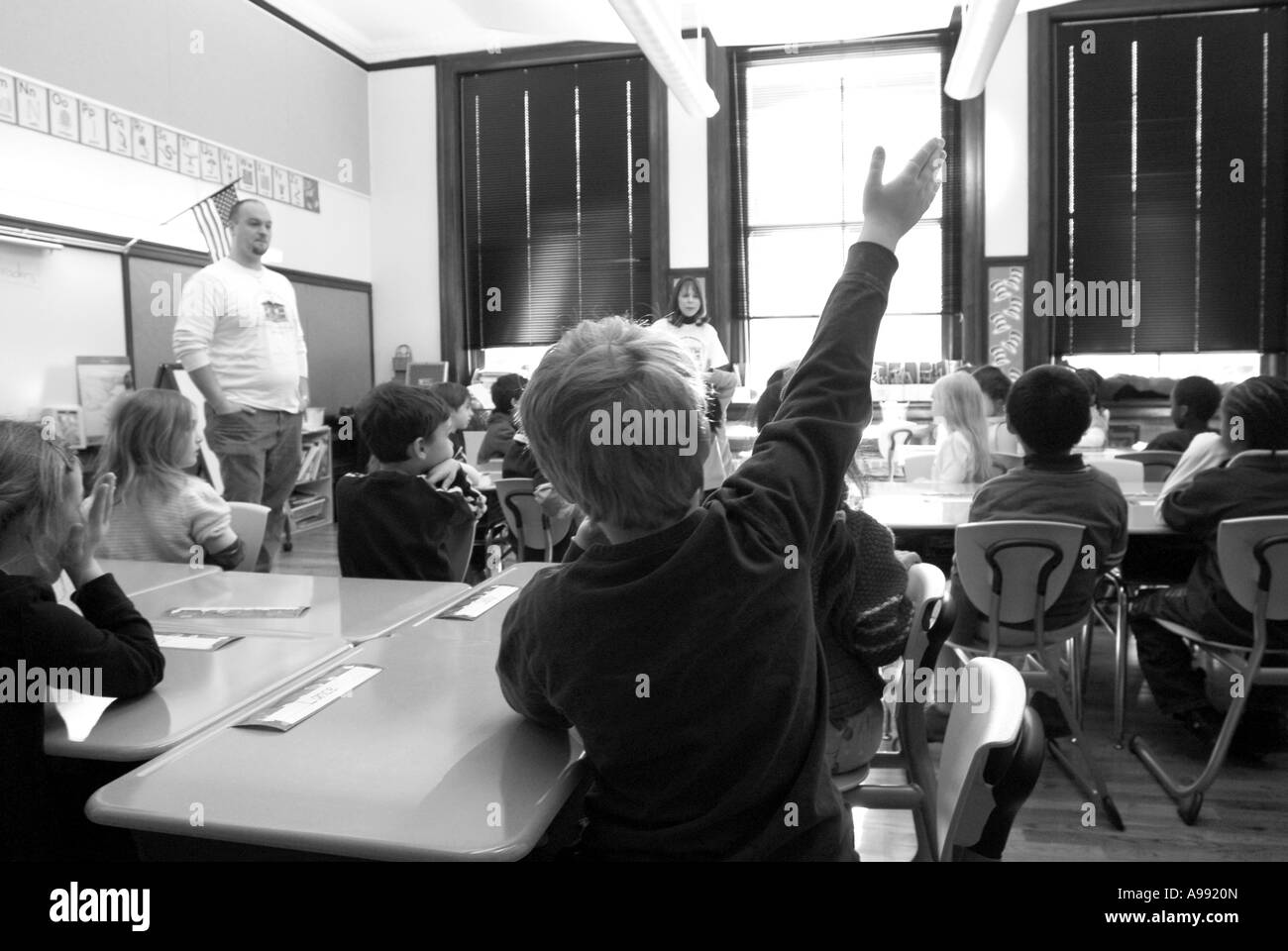 Bambino alza la mano in primo grado in aula, New Haven Connecticut USA Foto Stock