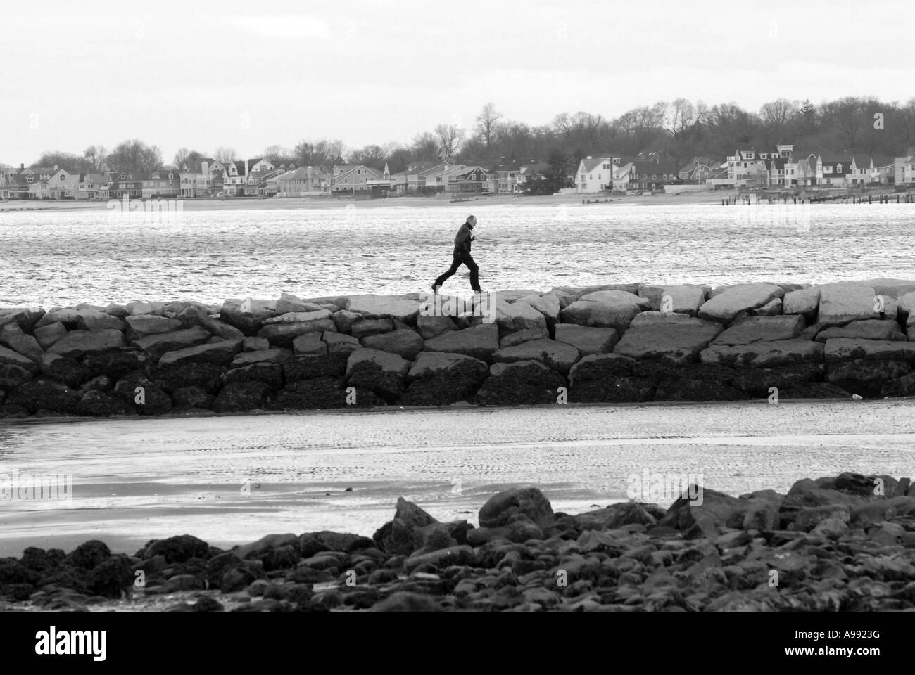 Un uomo fa avanzare lungo un pontile in Madison Connecticut USA Foto Stock
