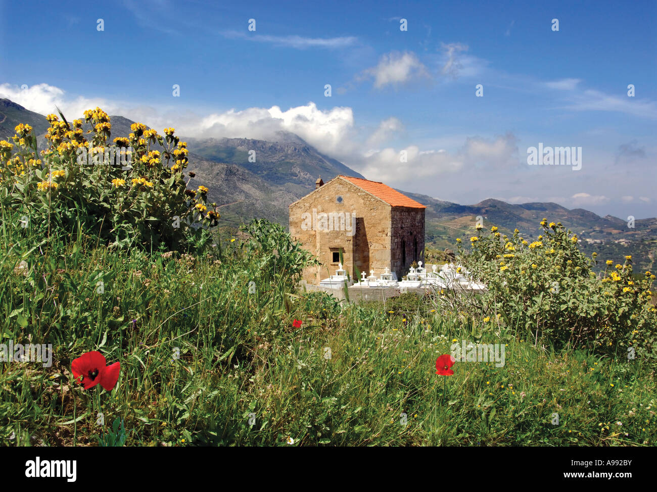 La chiesa del villaggio di Poyrennia Creta Grecia con primavera fiori selvatici Foto Stock