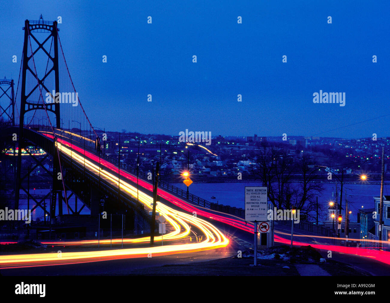 L'Angus L. MacDonald ponte in Halifax Nova Scotia Canada di notte Foto Stock