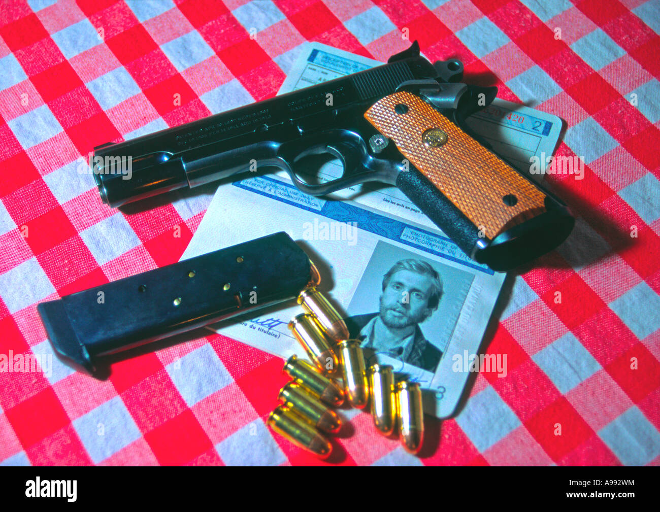 Terrorista o agente segreto la pistola e il passaporto che mostra un puledro 45 proiettili e un passaporto Foto Stock