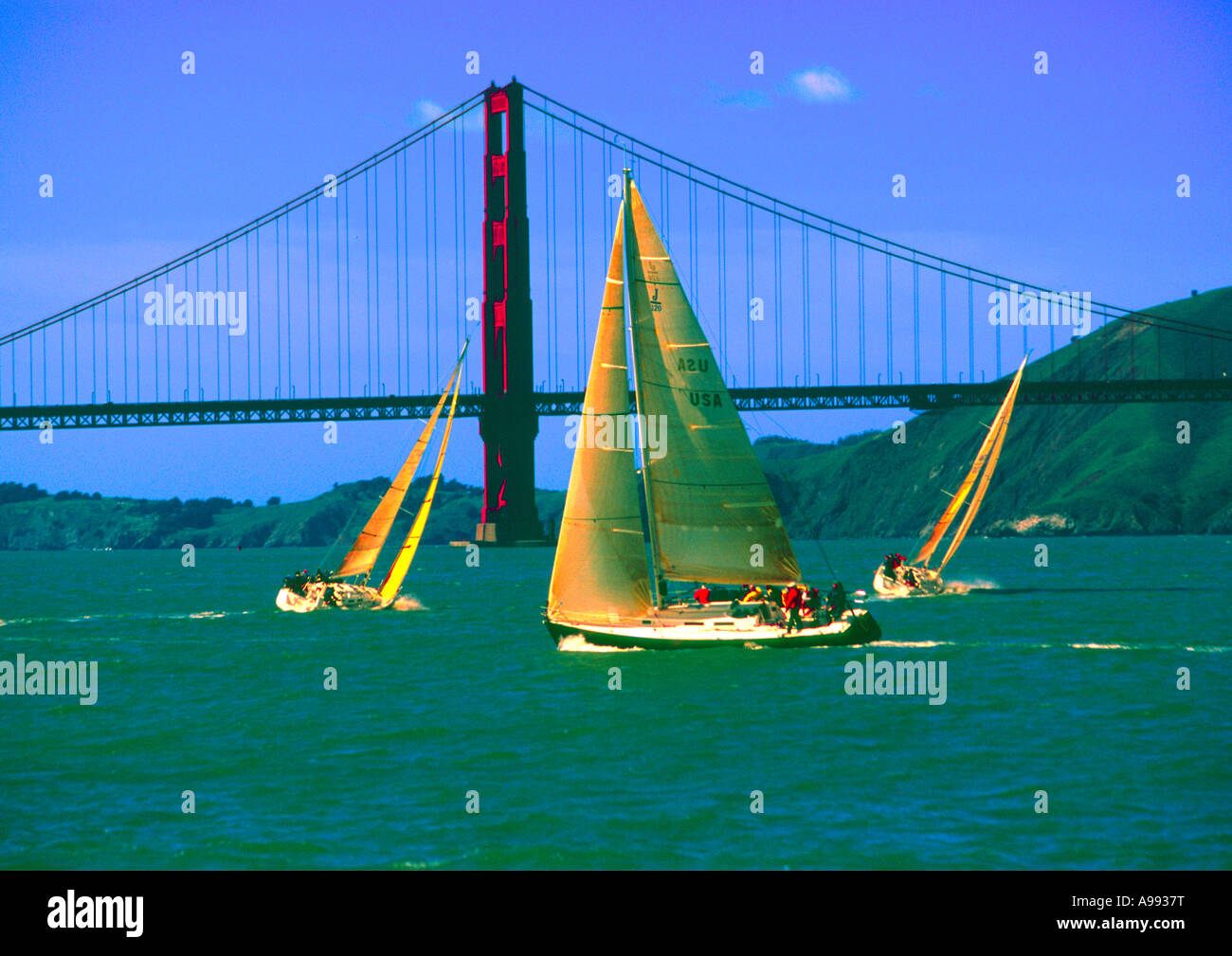 Yachts racing vicino al Golden Gate Bridge di San Francisco in California Foto Stock