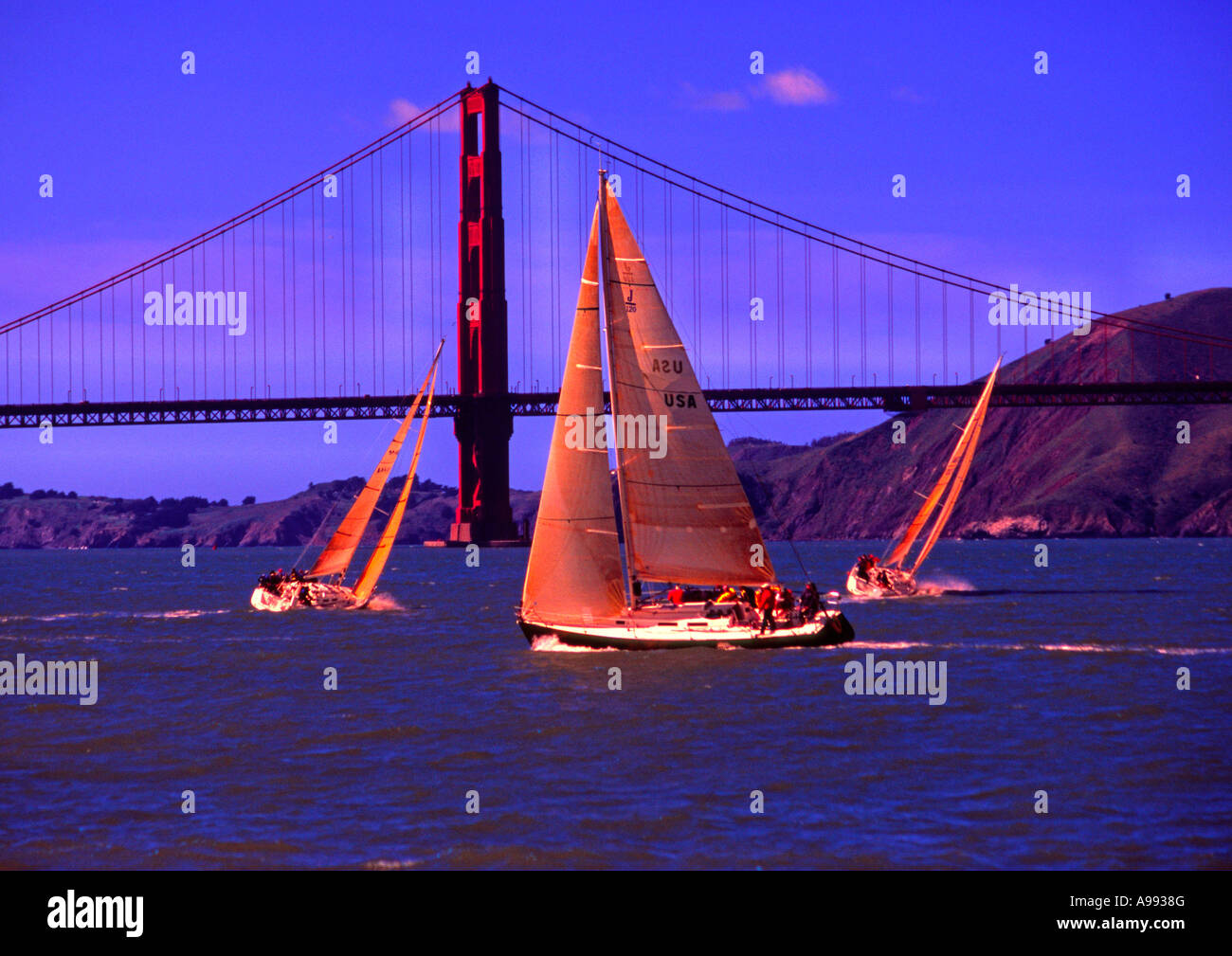 In barca a vela e yacht racing vicino al Golden Gate Bridge di San Francisco California USA Foto Stock