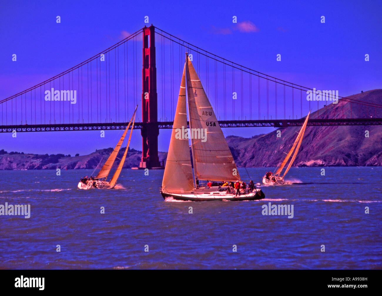 In barca a vela e yacht racing vicino al Golden Gate Bridge di San Francisco California USA Foto Stock