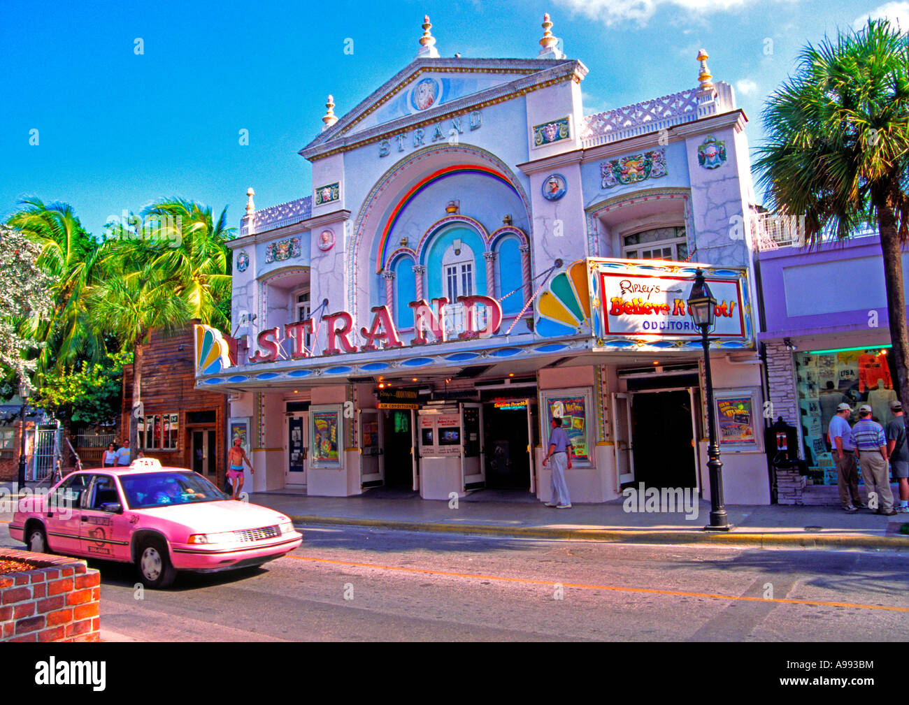 Strand Theatre e taxi rosa a Key West Florida USA Foto Stock