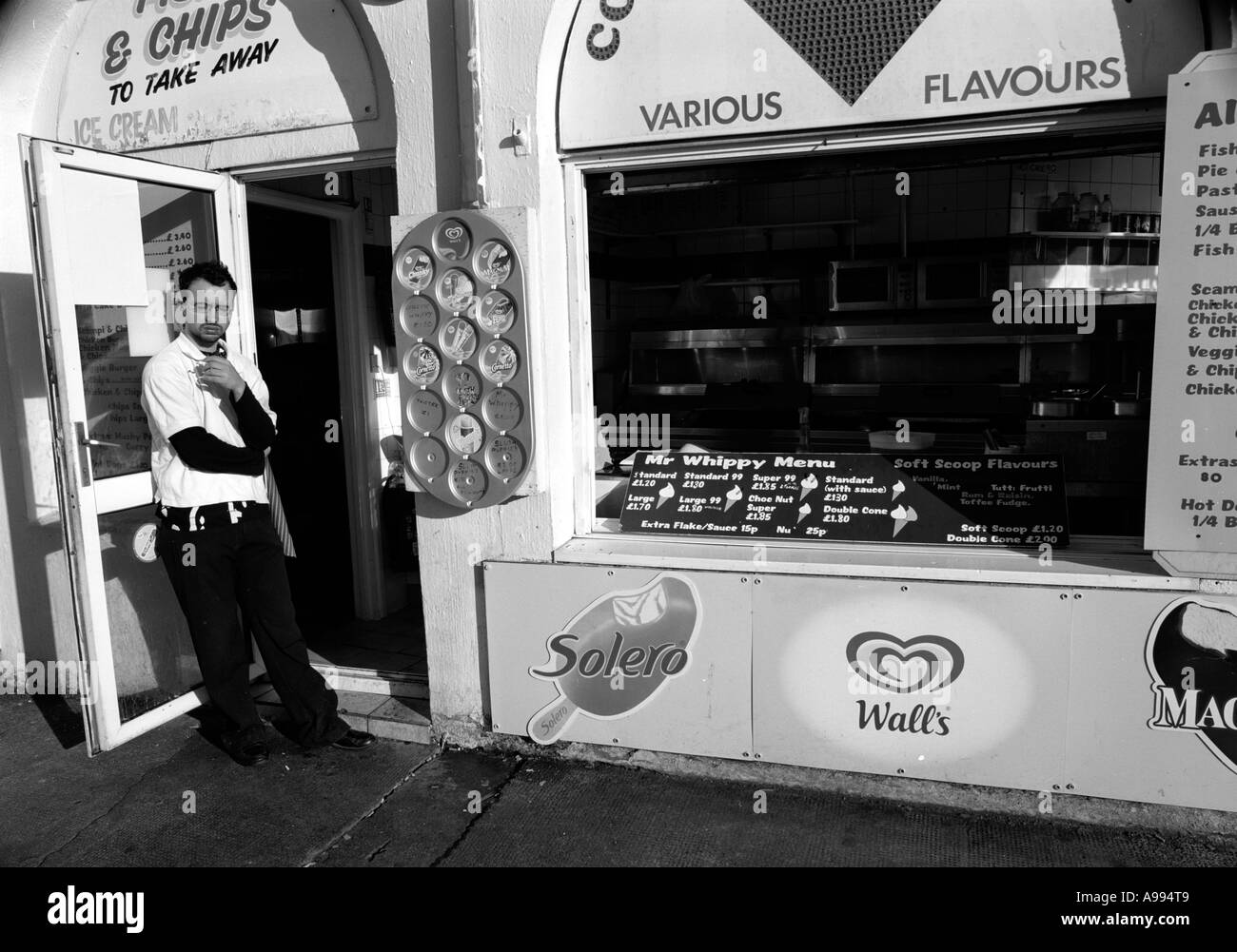 Cafe sul lungomare di Weston Super-Mare Somerset in Inghilterra. (Immagine in bianco e nero) Foto Stock