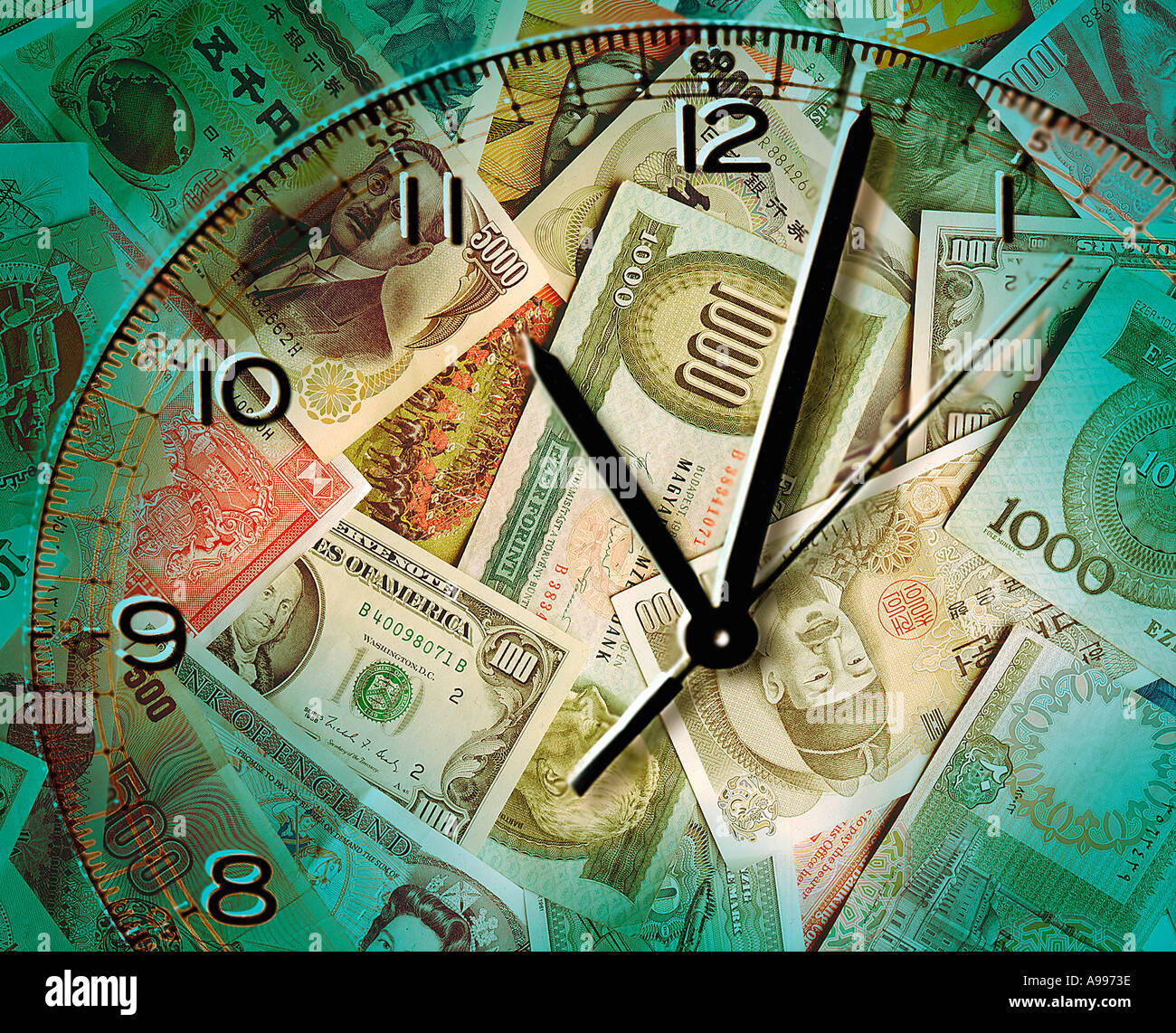 Immagine di un orologio sovrapposto ad un mucchio di valuta internazionale Foto Stock