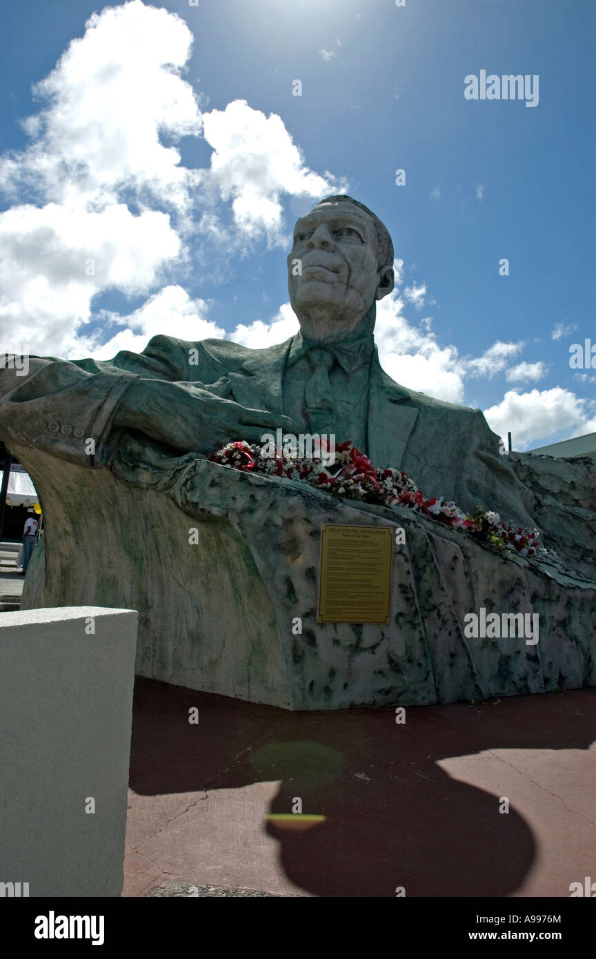 Grande statua commemora Sir Vere Cornwall Bird come il padre della nazione, St John's, Antigua Foto Stock