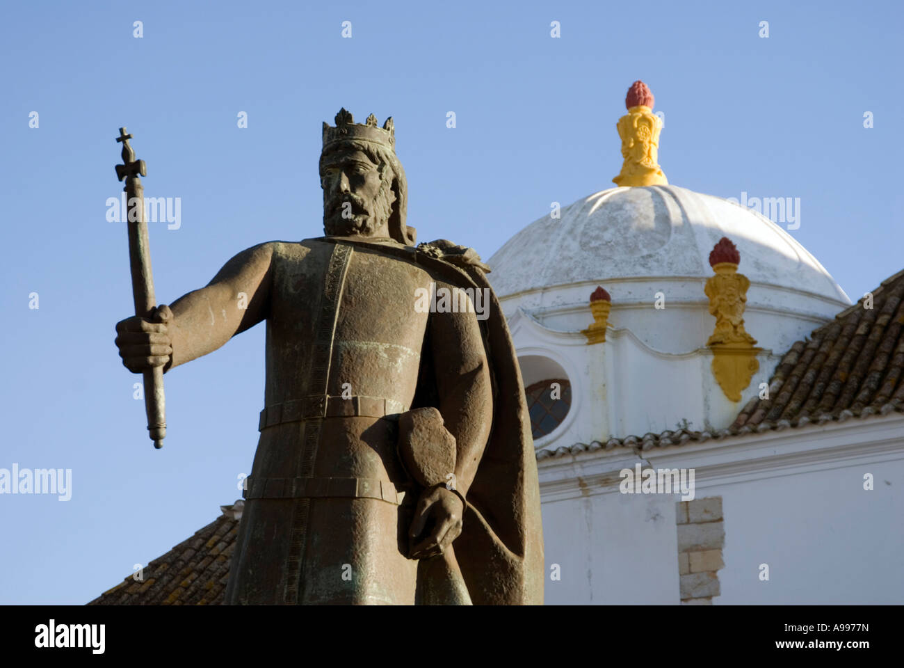 Il re Alfonso III di fronte il museo archeologico Museu, Faro PORTOGALLO Foto Stock