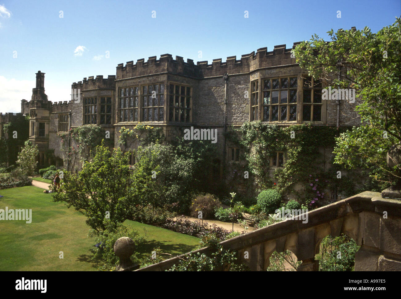 Haddon Hall Gardens quattrocentesca casa ancestrale del Duca di Rutland Bakewell Derbyshire England Regno Unito Europa Foto Stock