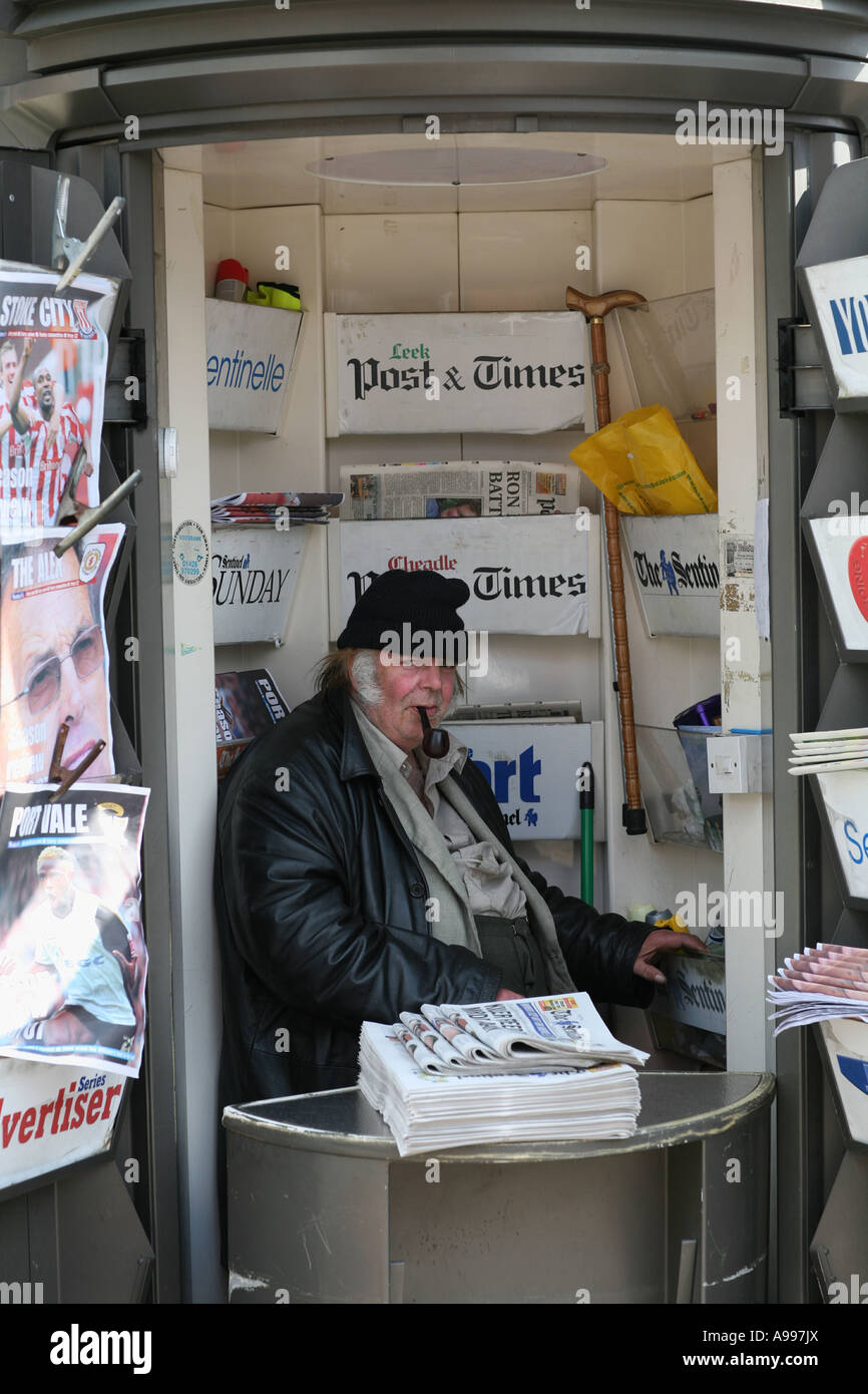 Un venditore di giornali in Hanley, Stoke on Trent. Foto Stock