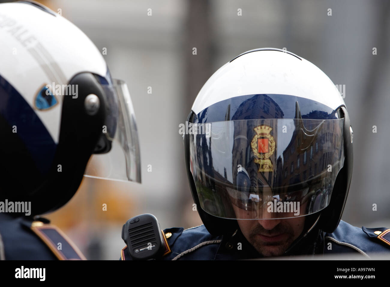 Casco della polizia immagini e fotografie stock ad alta risoluzione - Alamy