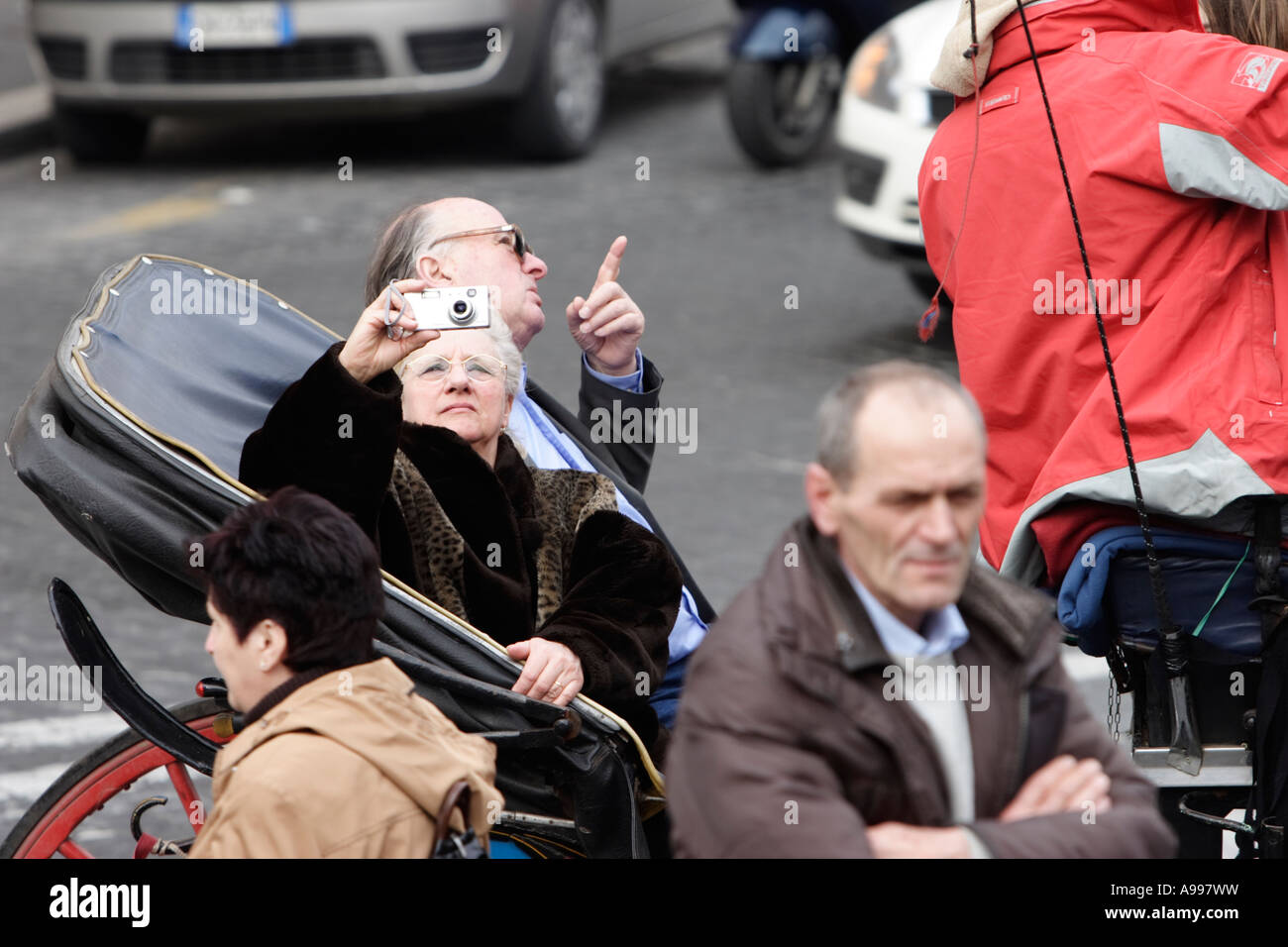 I turisti scattare foto durante un viaggio con un carrello in Rom, Italia Foto Stock