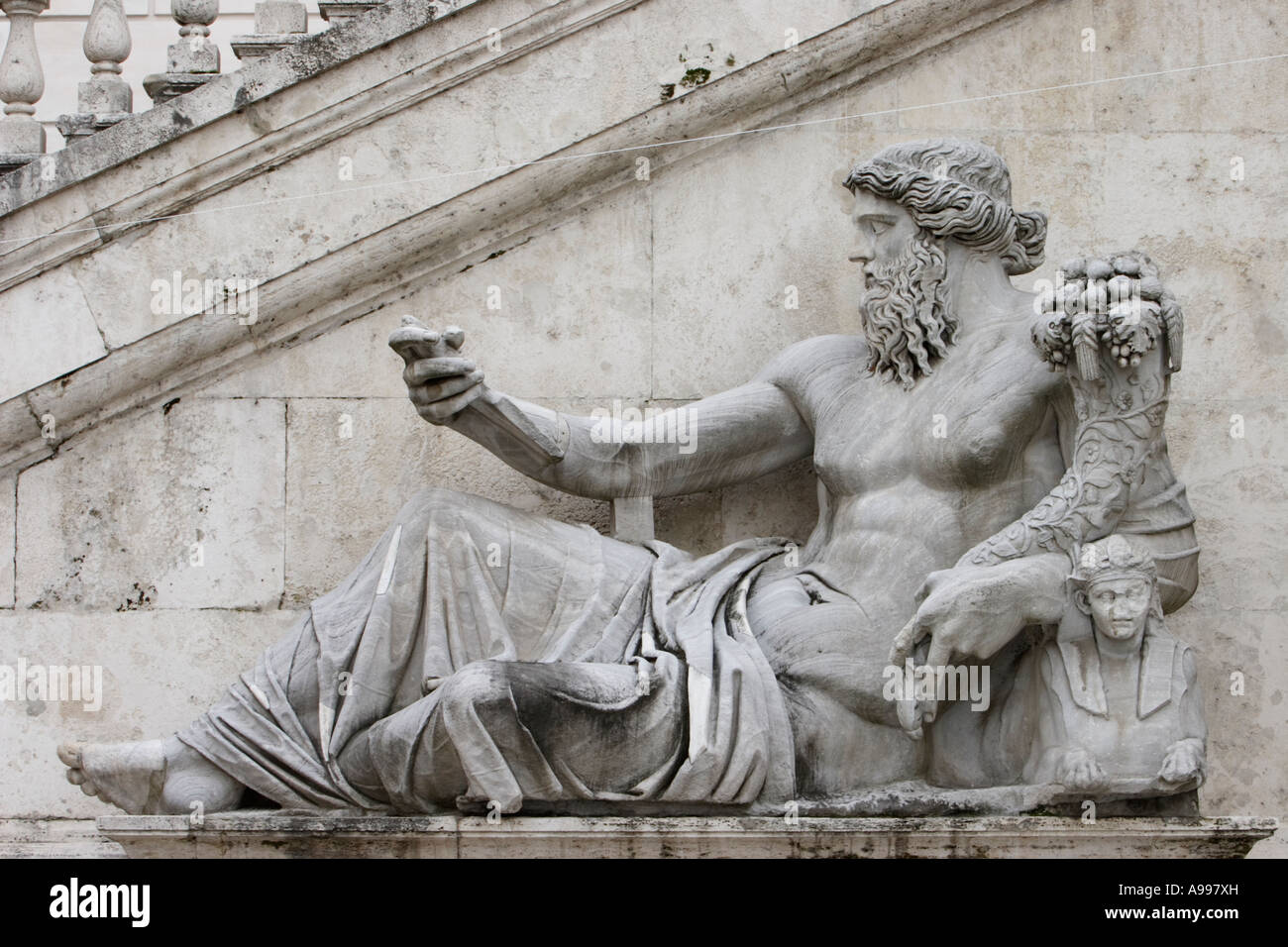 Statua del dio greco Zeus sulla Piazza del Campidoglio a Roma, Italia Foto Stock