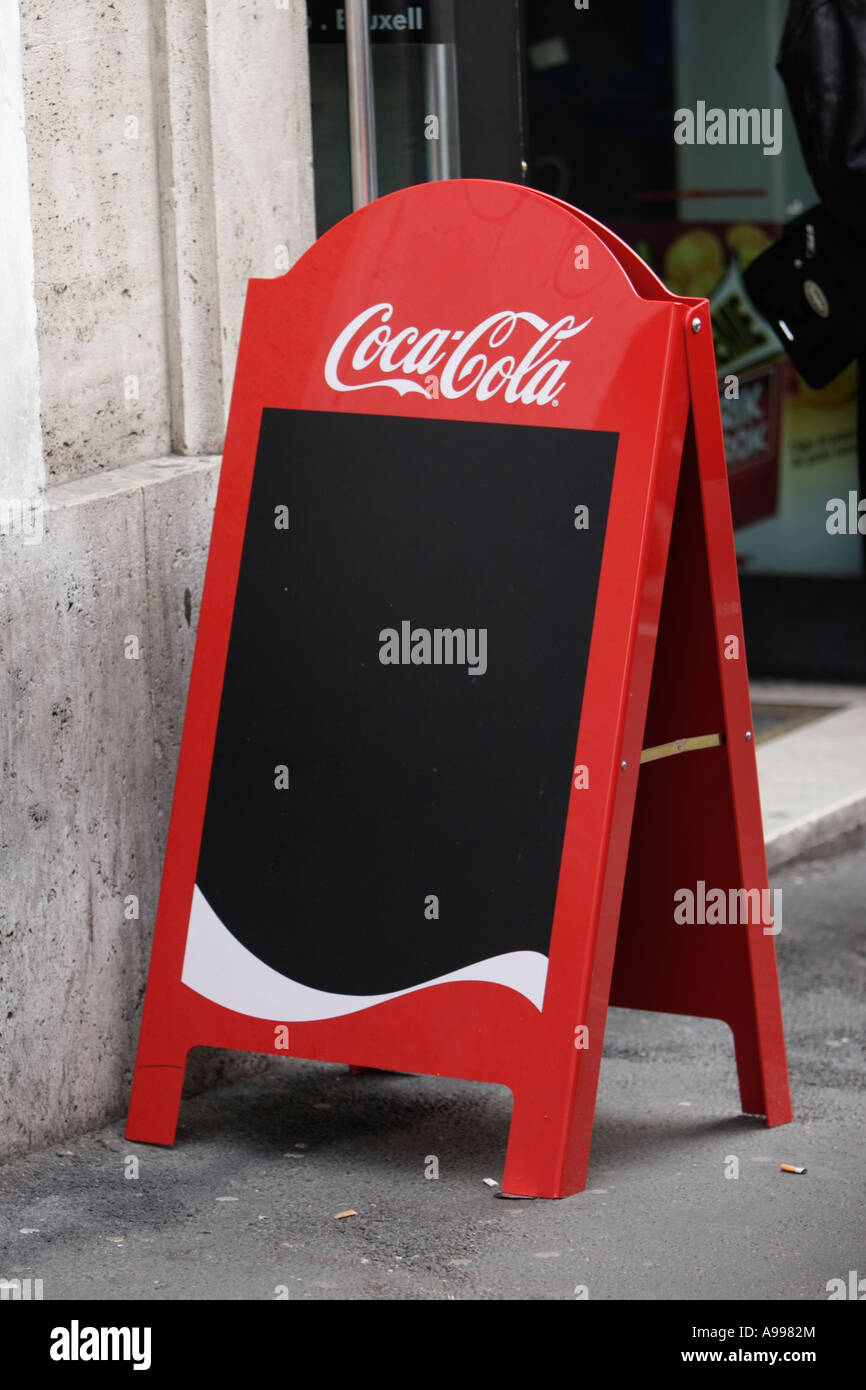 Menu vuoto bordo con Coca Cola segno di fronte ad un ristorante in Roma, Italia Foto Stock